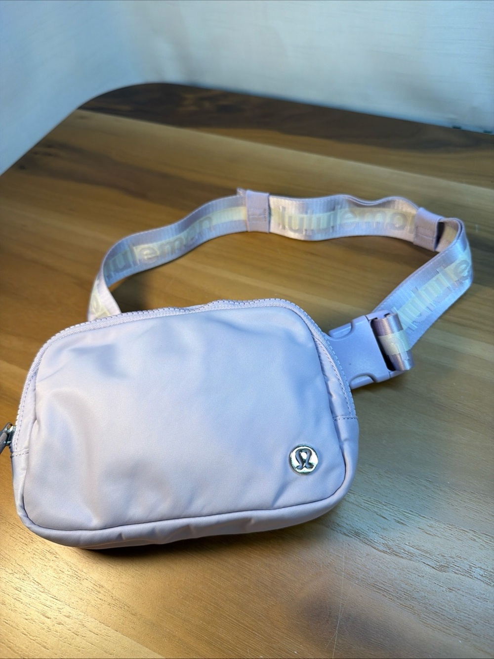 LULULEMON‎ Everywhere Lilac Nylon Belt Fanny Pack RN106259 1L. ZIP UP LOGO